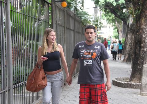 Grávida de 7 meses, Debby Lagranha visita clínica com marido